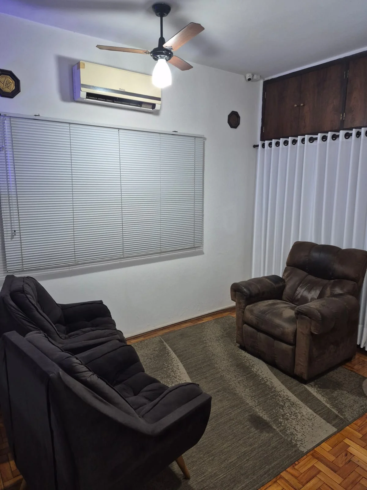 Sala de atendimento com poltronas e sofá